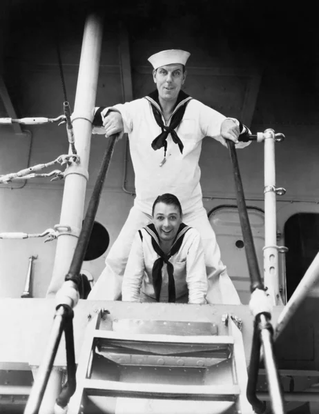 Dva námořníci stojící na lodní můstek — Stock fotografie