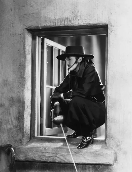 Femme comme Zorro accroupi dans une fenêtre — Photo