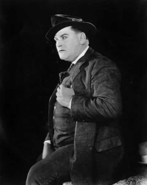 Portret van een man in hoed en pak — Stockfoto