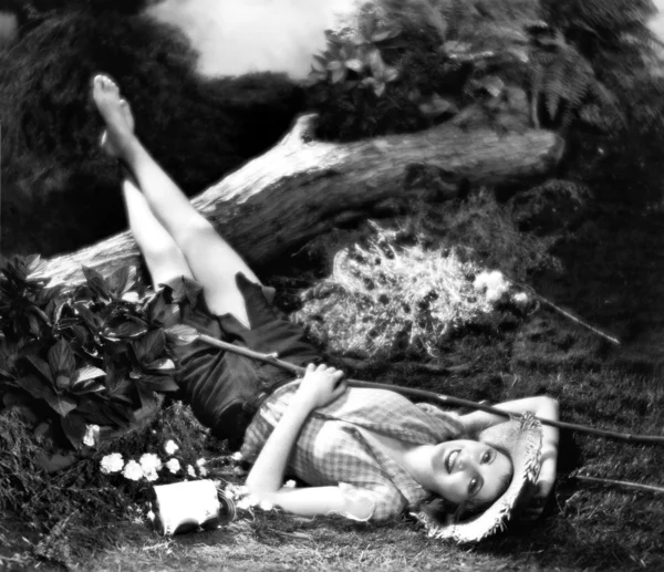 Mulher deitada no chão e sorrindo — Fotografia de Stock