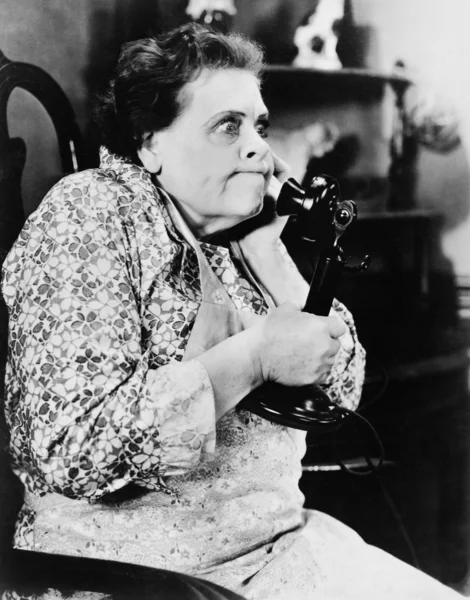 Mujer mirando enojado y hablando por teléfono — Foto de Stock