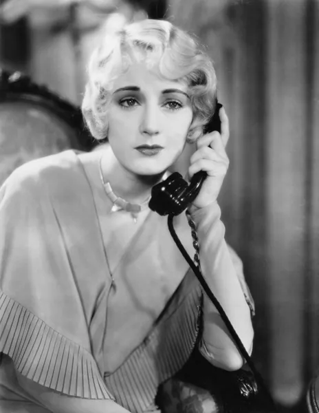 Η γυναίκα στο τηλέφωνο. — Φωτογραφία Αρχείου