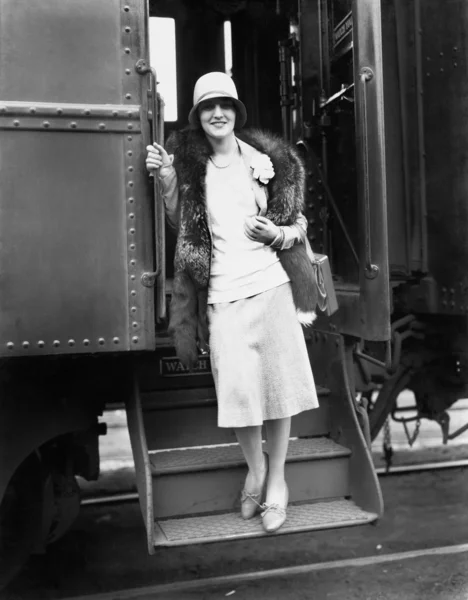Mujer bajándose del tren — Foto de Stock