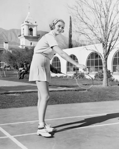 Γυναίκα παίζοντας μπάντμιντον — Φωτογραφία Αρχείου