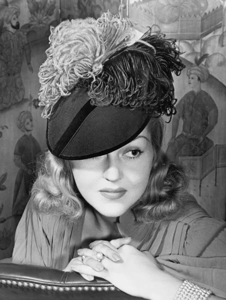 羽をつけられた帽子を持つ女性の肖像画 — ストック写真