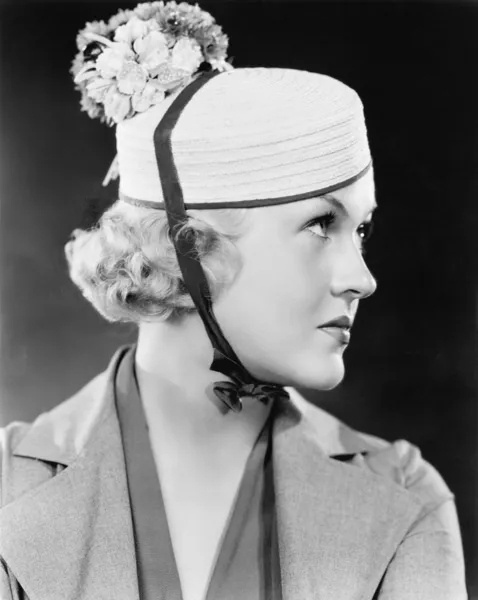Portret van een vrouw met een hoed pillendoos — Stockfoto