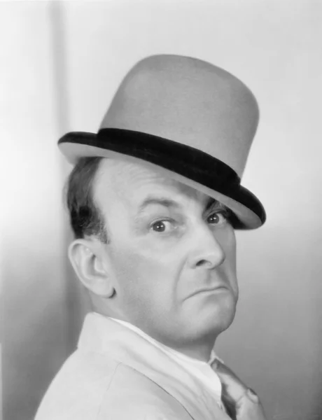 Retrato de un hombre con un sombrero de jugador de bolos —  Fotos de Stock