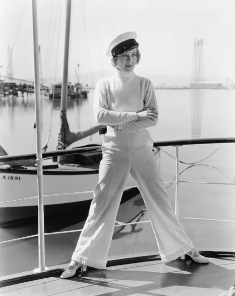 Femme dans un chapeau de capitaine debout sur un voilier — Photo