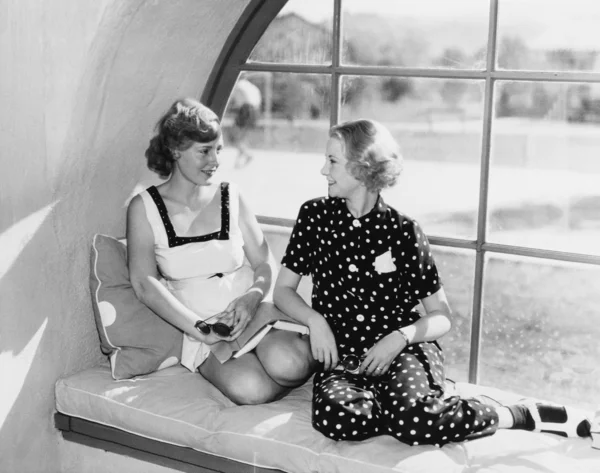 Две женщины перед окном смотрят друг на друга — стоковое фото