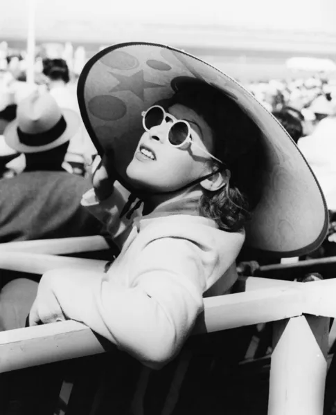 Mulher em um grande chapéu de sol e óculos de sol — Fotografia de Stock