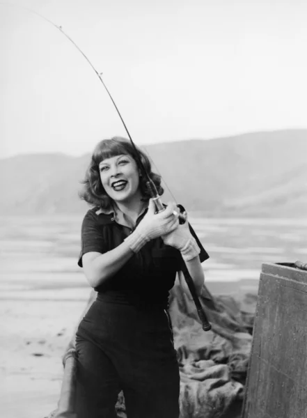 Mujer pescando —  Fotos de Stock