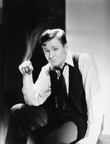 Мужчина сидит и курит сигарету
