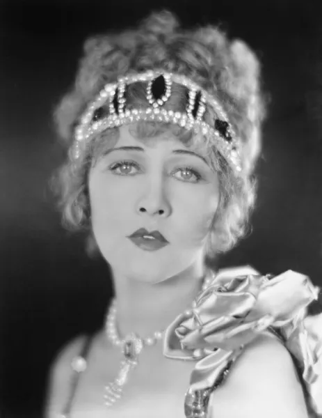 Retrato de uma mulher elegante com uma tiara — Fotografia de Stock