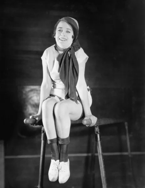 Γυναίκα που κάνει τη γυμναστική στο Δίζυγο — Φωτογραφία Αρχείου