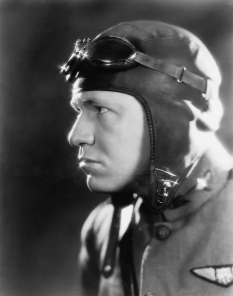 Człowiek w pilotów kask i gogle — Zdjęcie stockowe