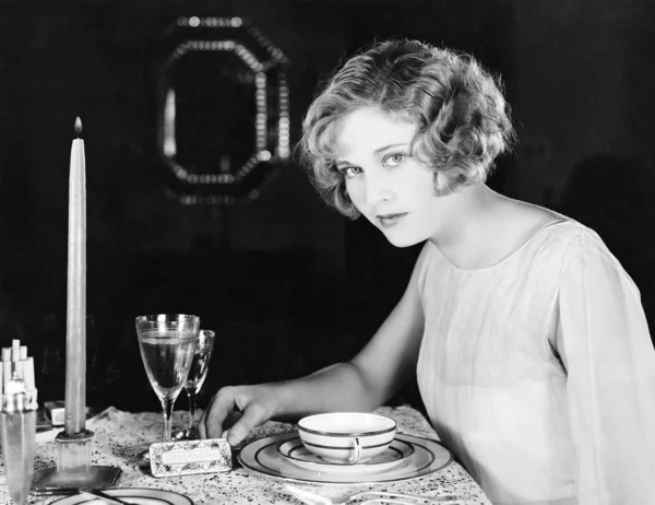 Yemek masasında oturan kadın — Stok fotoğraf