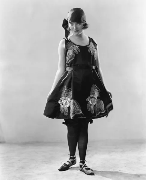 Mujer en un vestido de flores y zapatos de bailarina — Foto de Stock