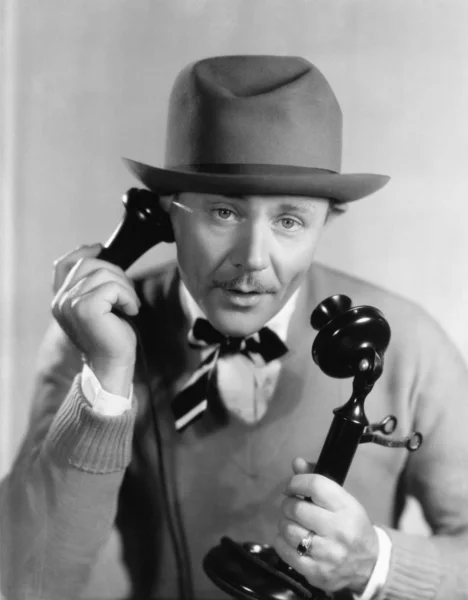 Muž v klobouku na telefonu — Stock fotografie