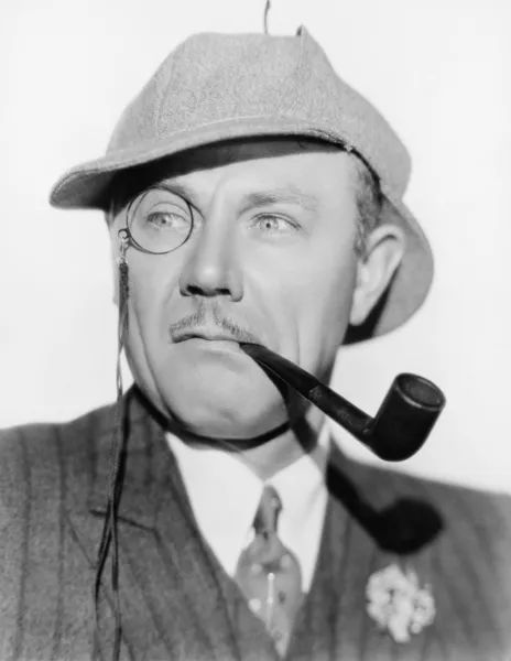 Άνθρωπος με ένα μονόκλ, σωλήνα και ένα καπέλο deerstalker — Φωτογραφία Αρχείου