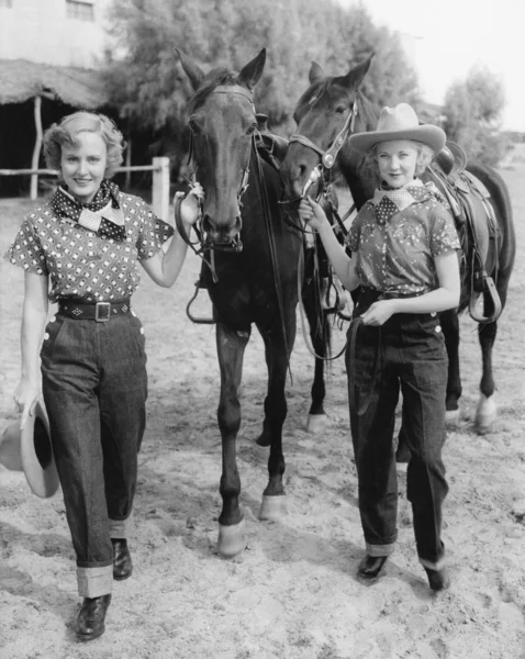 Dos mujeres con sus caballos — Foto de Stock