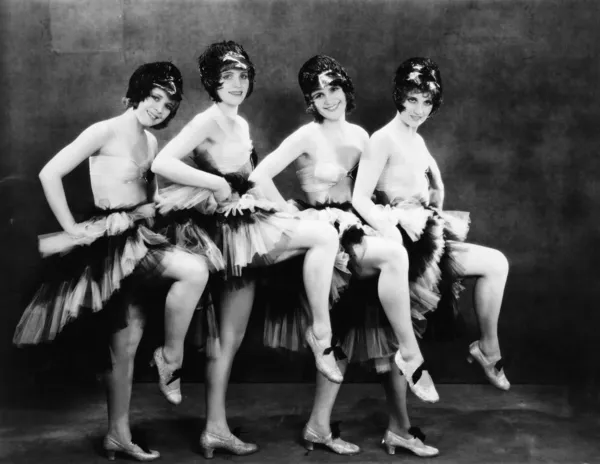 Porträtt av fyra unga kvinnor utför en dans — Stockfoto