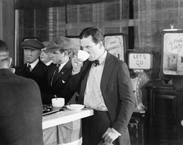 Cinque uomini in una caffetteria con nickelodeon — Foto Stock