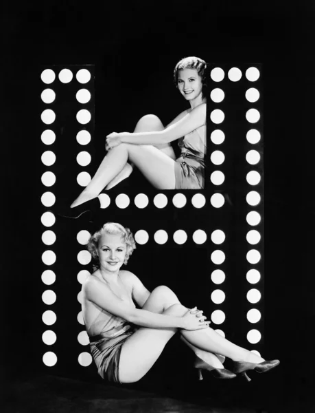 Dos mujeres jóvenes posando con la letra H — Foto de Stock