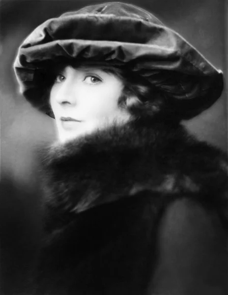 Πορτρέτο μιας νεαρής γυναίκας που φοράει ένα καπέλο και μια γούνα έκλεψε — Φωτογραφία Αρχείου