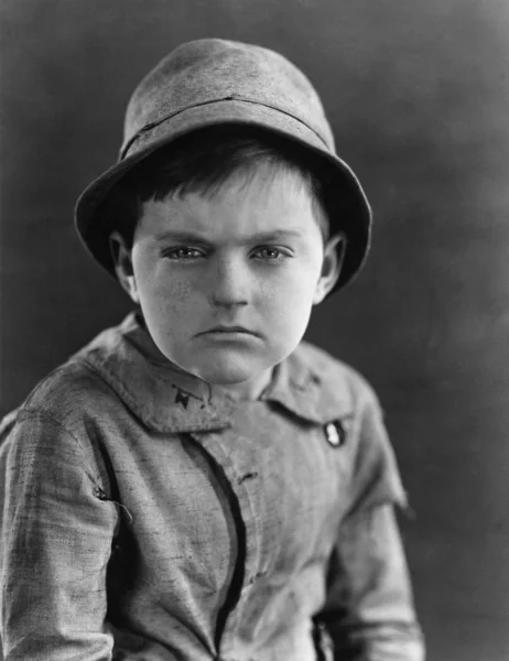 Porträt eines Jungen, der ernst aussieht — Stockfoto
