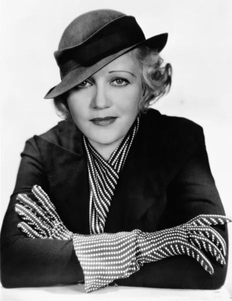 Retrato de uma jovem mulher usando um chapéu e luvas — Fotografia de Stock