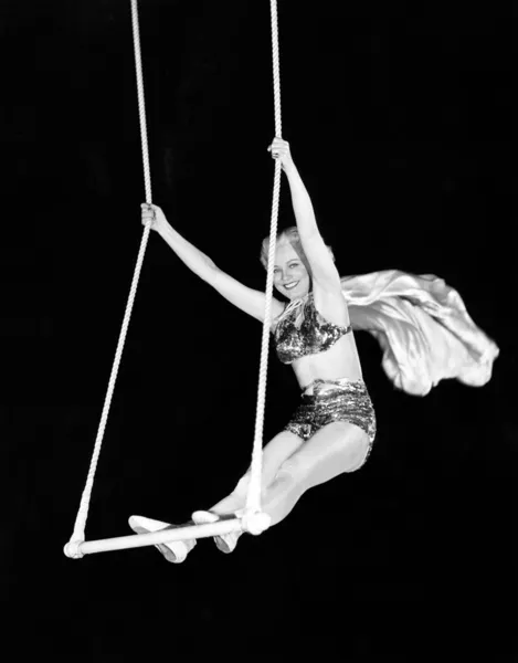 Portret wykonawca cyrk kobiet wykonujących na pasku Trapez — Zdjęcie stockowe