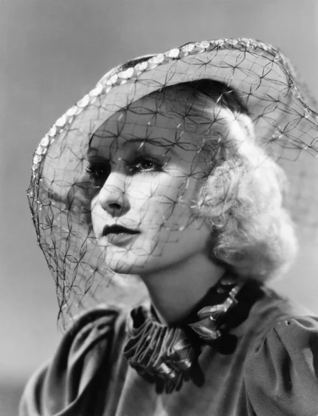 Ritratto di una giovane donna che indossa un cappello con velo — Foto Stock