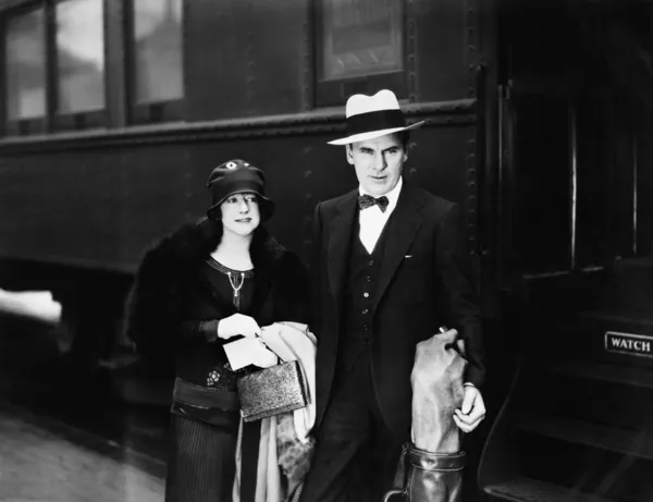 Ζευγάρι στέκεται σε μια πλατφόρμα σταθμός σιδηροδρόμου — Φωτογραφία Αρχείου