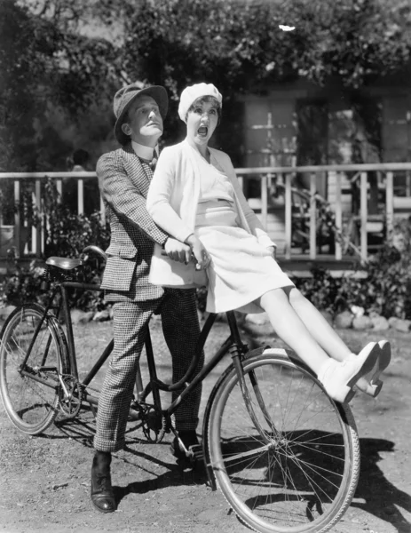 Paar zittend op een tandem fiets — Stockfoto