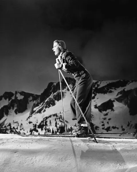Perfil de uma jovem mulher esquiando — Fotografia de Stock
