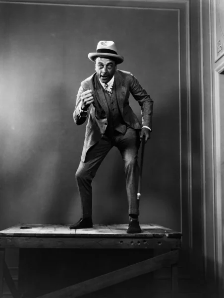Άνθρωπος που δείχνει τη γροθιά του ενώ στέκεται σε μια πλατφόρμα — Φωτογραφία Αρχείου