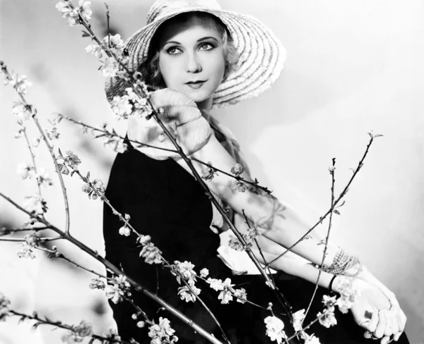 Şapka giyen genç bir kadın profili — Stok fotoğraf