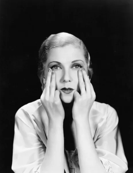 Retrato de uma jovem mulher tocando seu rosto — Fotografia de Stock