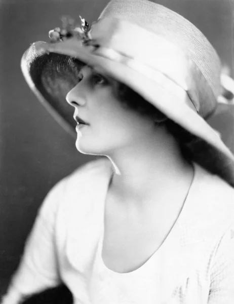 Portret van een jonge vrouw dragen van een hoed — Stockfoto