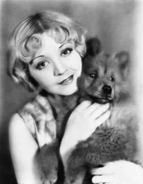 Egy fiatal nő, kezében a kutyáját portréja — Stock Fotó