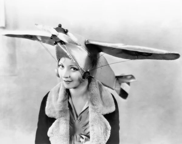 Portrét mladé ženy nosí letadla tvarované víčko — Stock fotografie