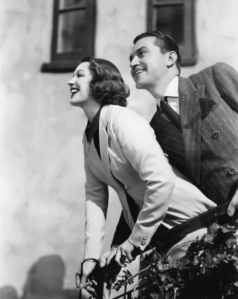 Paar steht auf einem Balkon und lächelt — Stockfoto