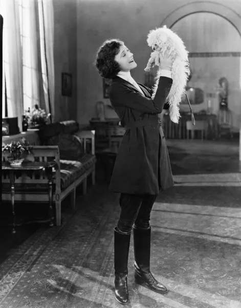 Genç bir kadın köpeğiyle oynuyor. — Stok fotoğraf
