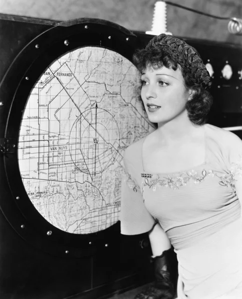 Młoda kobieta, patrząc na radar — Zdjęcie stockowe