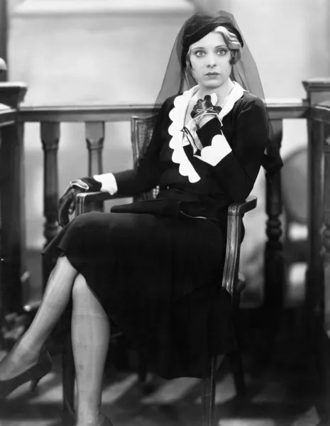 Młoda kobieta siedzi w sali — Zdjęcie stockowe