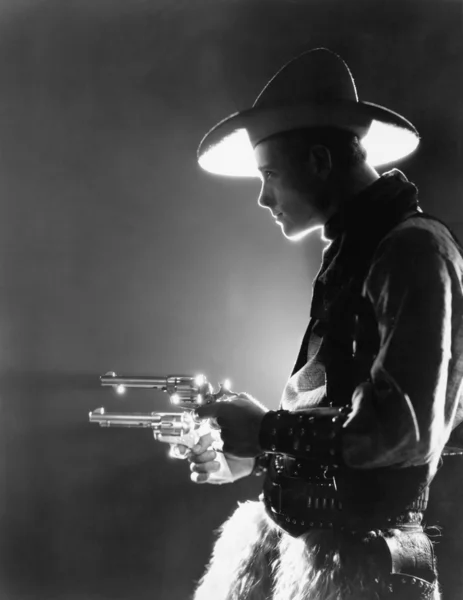 銃を保持している若い男の横顔 — ストック写真