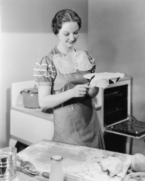 Женщина готовит пирог на кухне — стоковое фото
