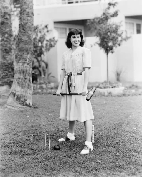 Mulher jogando croquet no quintal — Fotografia de Stock