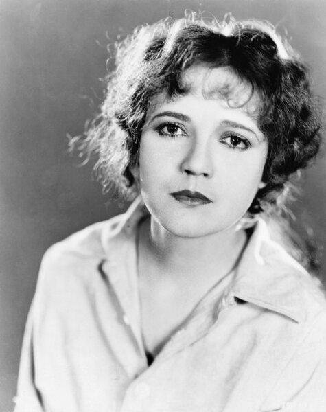 Женщина выглядит серьезной
