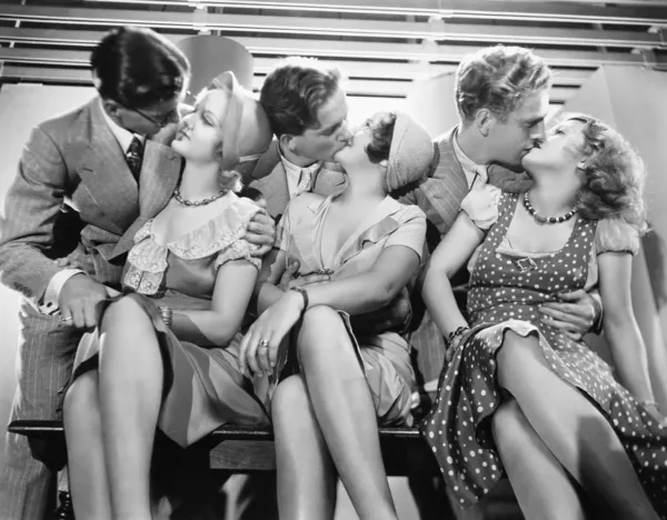 Drie paren romancing en kussen — Stockfoto